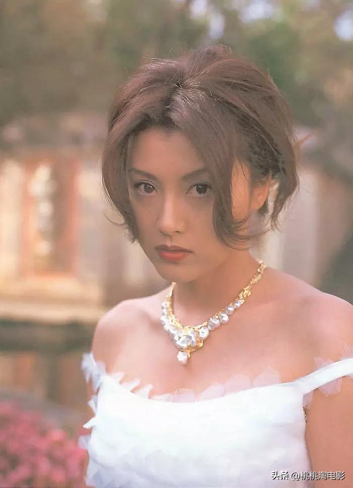 藤原紀香54歲近照曝光，穿紫色緊身裙亮相，豐滿身材依舊吸睛