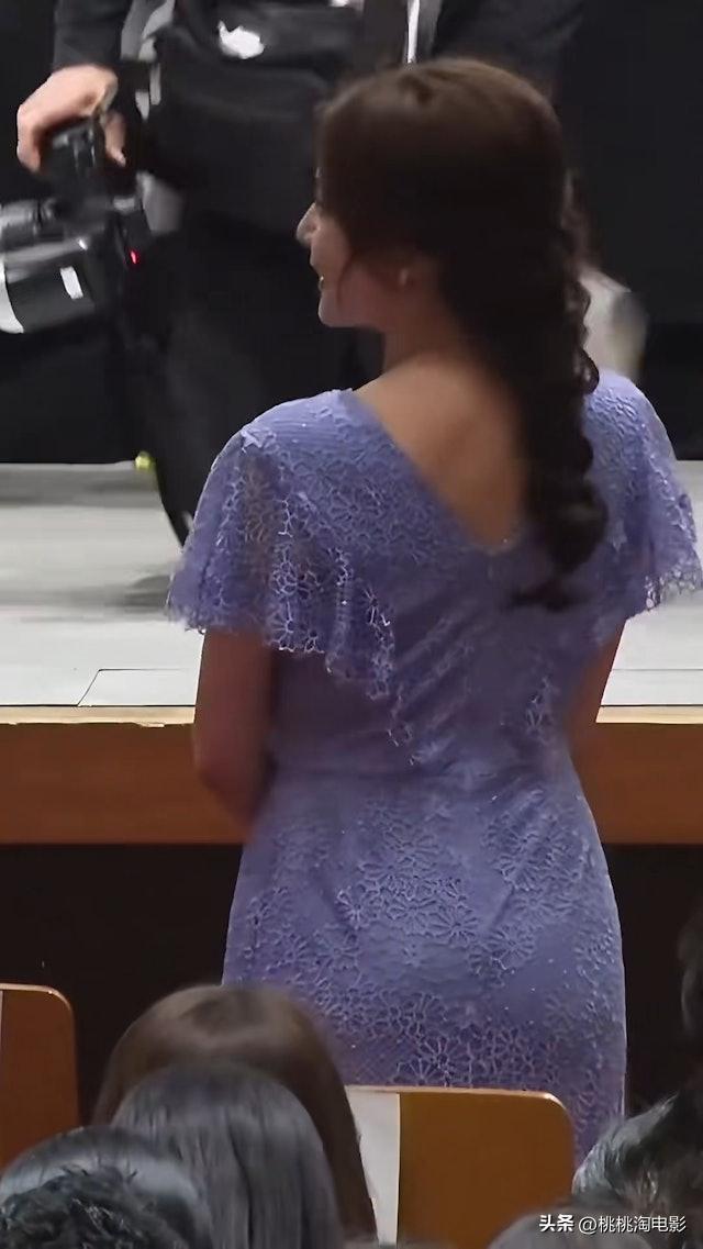 藤原紀香54歲近照曝光，穿紫色緊身裙亮相，豐滿身材依舊吸睛