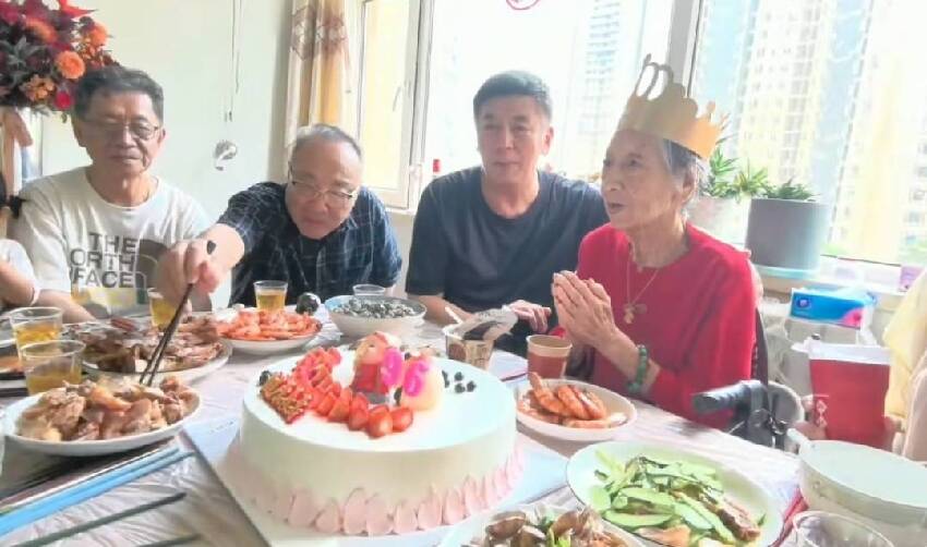 黃曉明姥姥96歲大壽，身材暴瘦惹人心疼，小海綿拍照吃西瓜忙前忙后