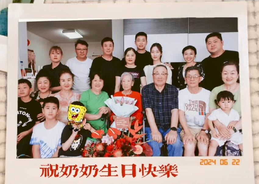 黃曉明姥姥96歲大壽，身材暴瘦惹人心疼，小海綿拍照吃西瓜忙前忙后