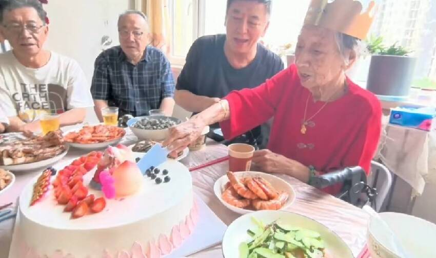 黃曉明姥姥96歲大壽，身材暴瘦惹人心疼，小海綿拍照吃西瓜忙前忙后