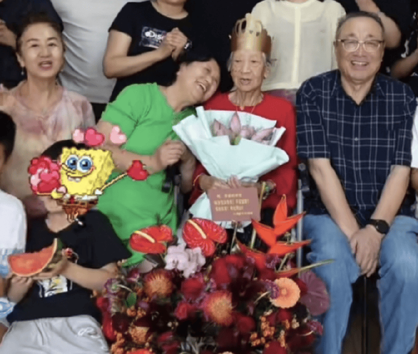 黃曉明姥姥96歲大壽，身材暴瘦惹人心疼，小海綿拍照吃西瓜忙前忙后