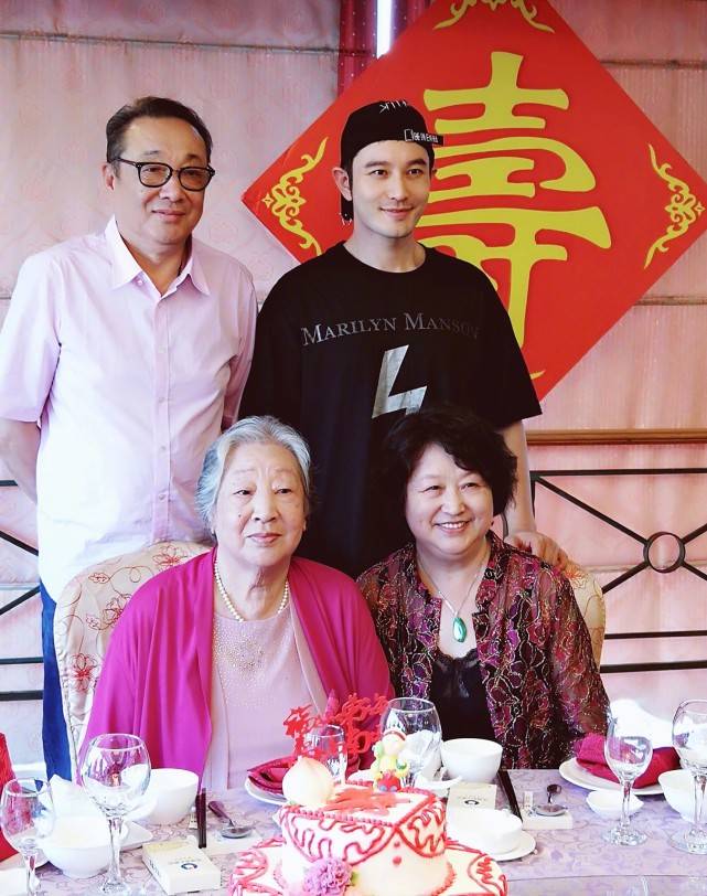 黃曉明姥姥96歲大壽，身材暴瘦惹人心疼，小海綿拍照吃西瓜忙前忙后