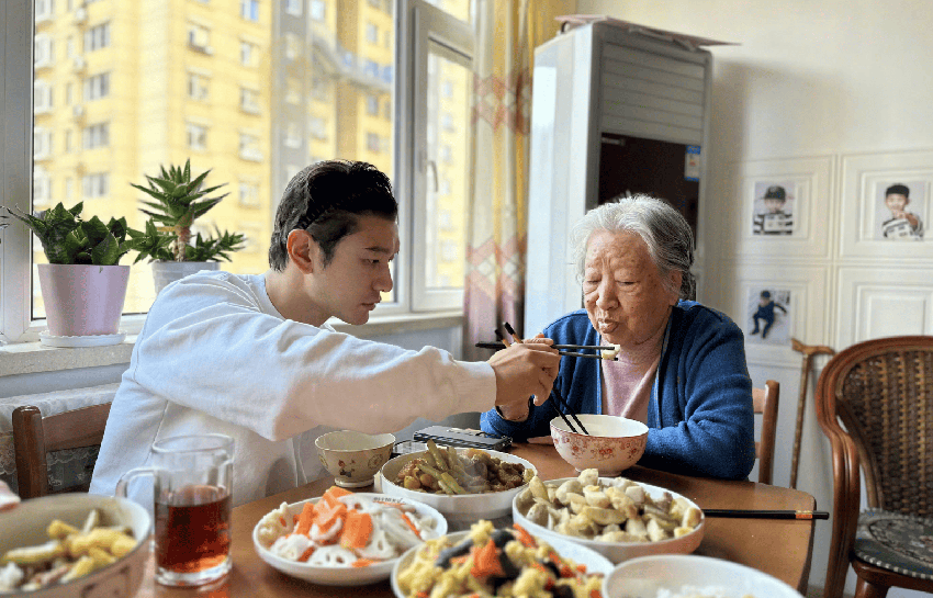 黃曉明姥姥96歲大壽，身材暴瘦惹人心疼，小海綿拍照吃西瓜忙前忙后