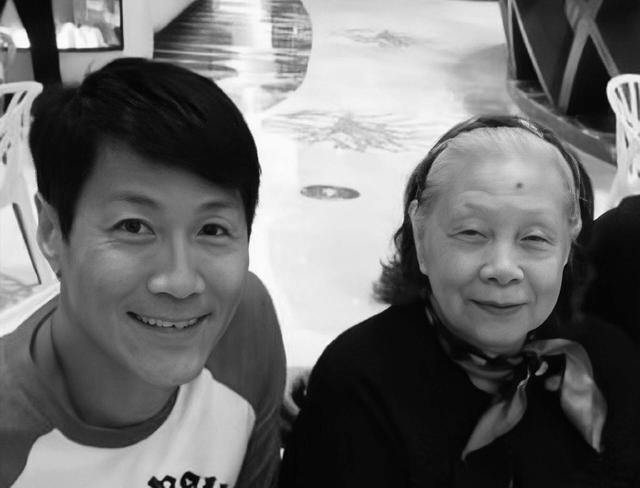 一路走好！香港知名演員突然宣布母親離世，享年100歲屬喜喪