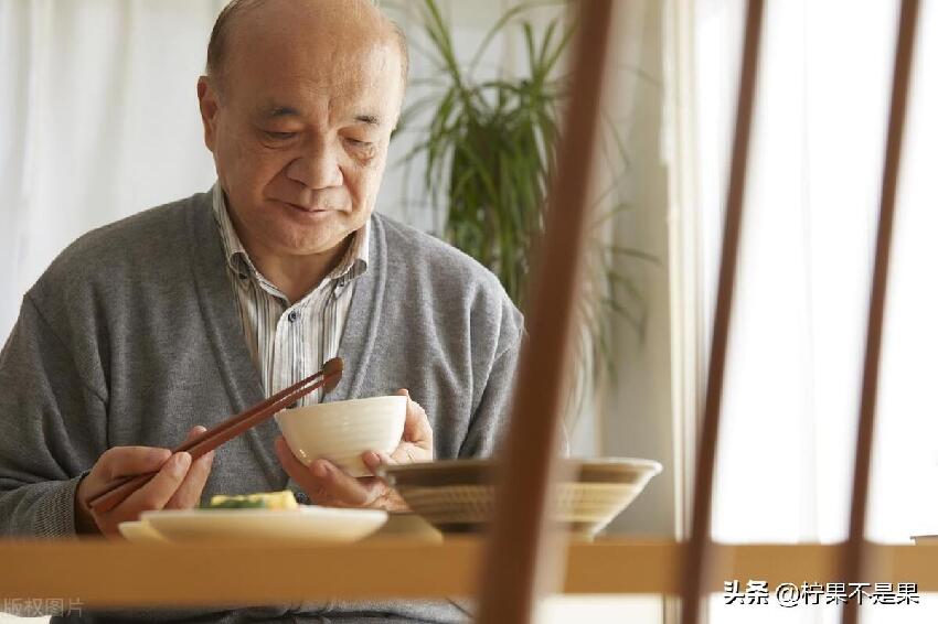 在兒子家晚飯多吃個饅頭，老伴就沖我使眼色，我要回退休金回老家