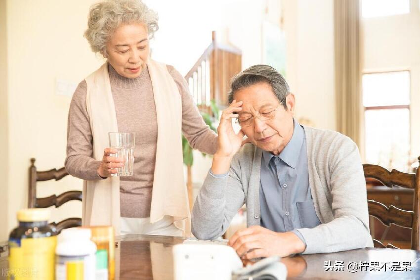 在兒子家晚飯多吃個饅頭，老伴就沖我使眼色，我要回退休金回老家