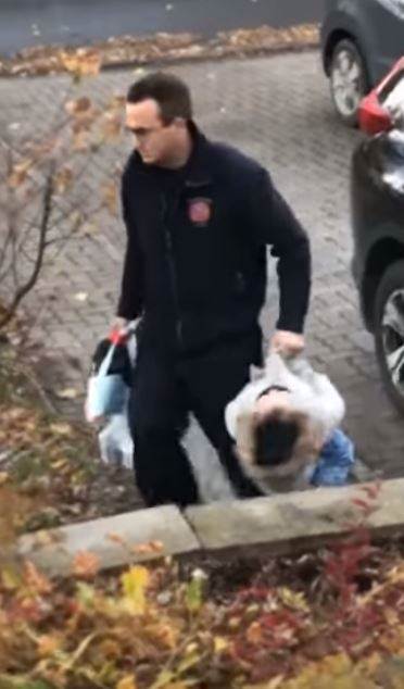 2歲女兒耍賴「躺地板扮石頭」不回家,爸爸不罵不打「淡定一個move」全網笑噴:爸爸帥慘!