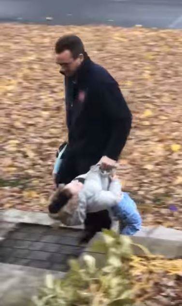 2歲女兒耍賴「躺地板扮石頭」不回家,爸爸不罵不打「淡定一個move」全網笑噴:爸爸帥慘!