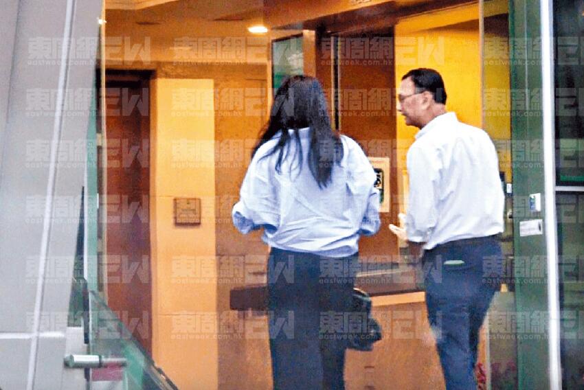 47歲廖碧兒新戀情曝光,男方戴眼鏡斯文穩重,兩人入會所有說有笑
