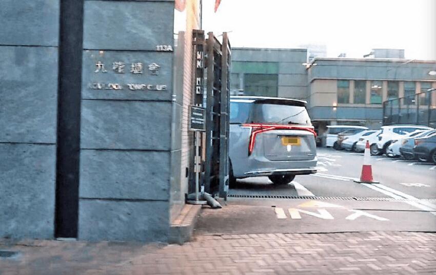 47歲廖碧兒新戀情曝光,男方戴眼鏡斯文穩重,兩人入會所有說有笑