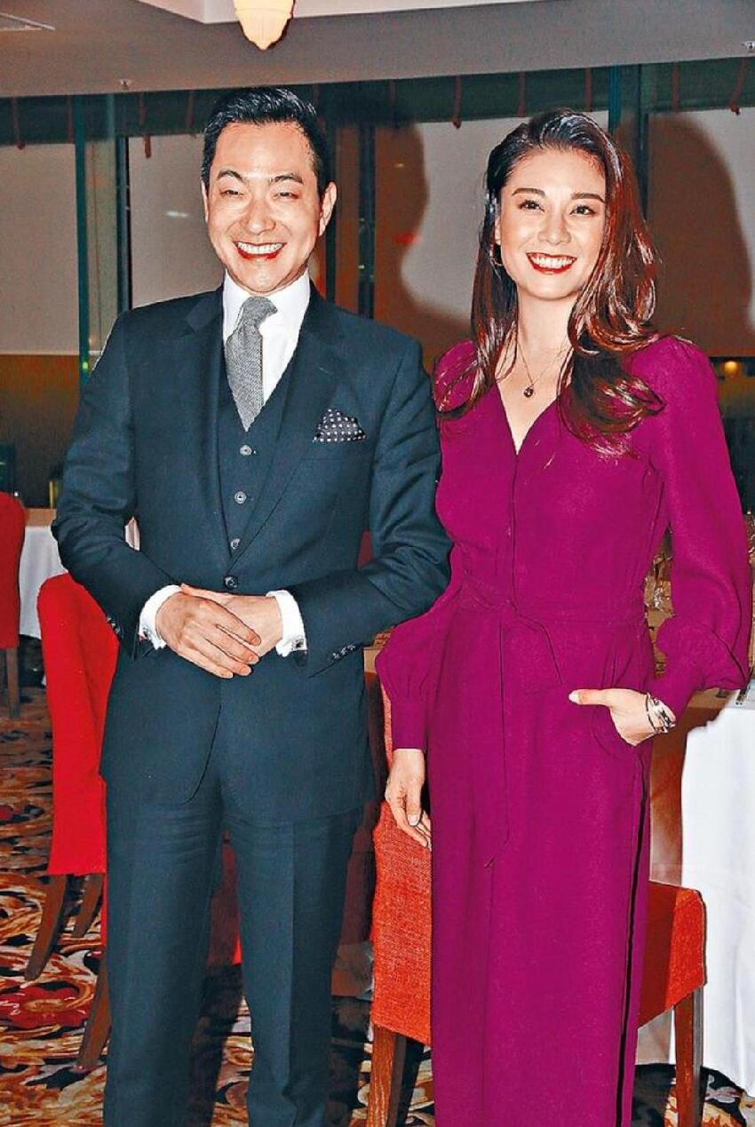 47歲廖碧兒新戀情曝光,男方戴眼鏡斯文穩重,兩人入會所有說有笑