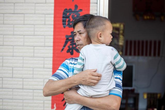 獨生女很孝順！我60歲生日「女兒送貴重金手鐲」還在飯店開席　吃飯時「她和女婿一席話」我氣喊不孝