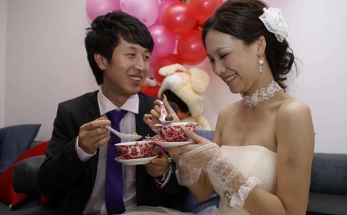 婚前一直無爭吵！以為自己嫁了個好人家　誰知新婚第2天「婆婆送來27萬的紅包」我當場決定離婚