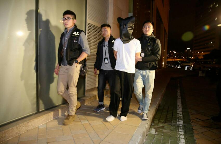 1年盜走210萬！香港本地人搭檔內地「韋家幫」踩點村屋，警方突襲搗毀跨境偷渡盜竊集團！