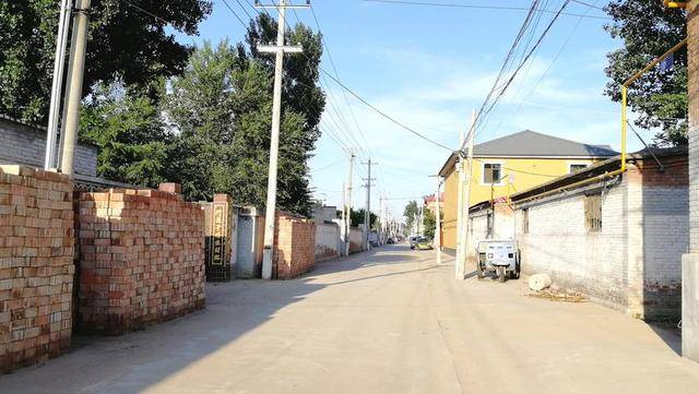 我離婚8年,出差經過前妻老家,順便看望岳父,推開門后我愣住了