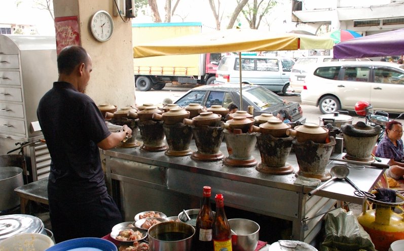 抓蟲了！ JAKIM證實 著名Sri Petaling 馬來瓦煲雞飯 沒HALAL認證。網友：被美食介紹者害慘了！