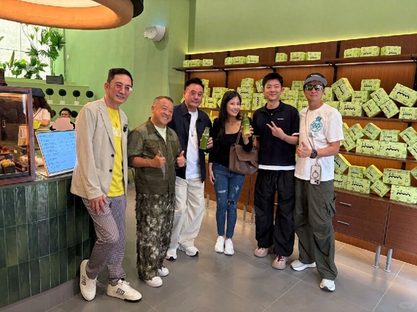 曾志偉佛山麵包店開業場面盛大,紅顏知己伴隨剪綵,兩人相伴12年