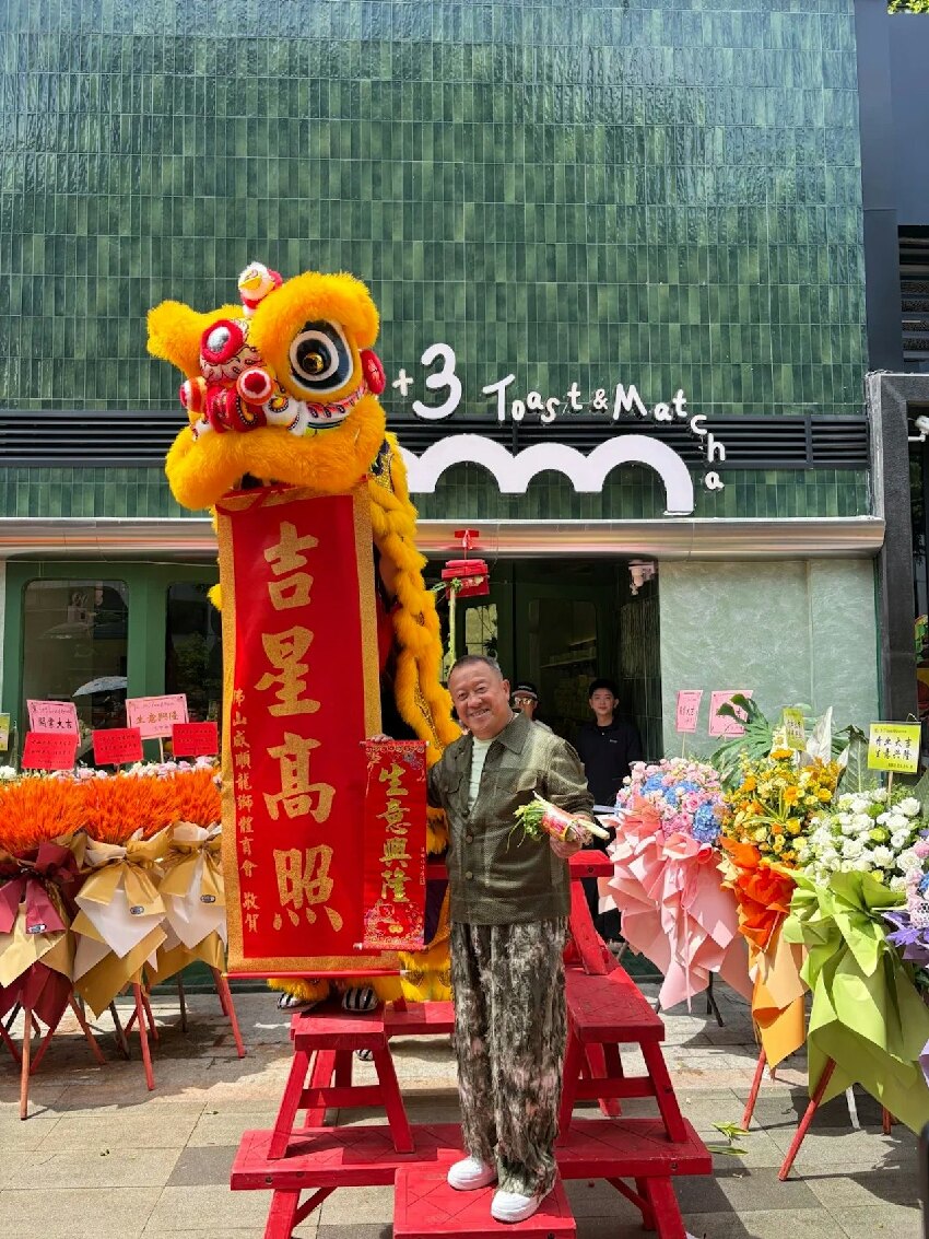 曾志偉佛山麵包店開業場面盛大,紅顏知己伴隨剪綵,兩人相伴12年