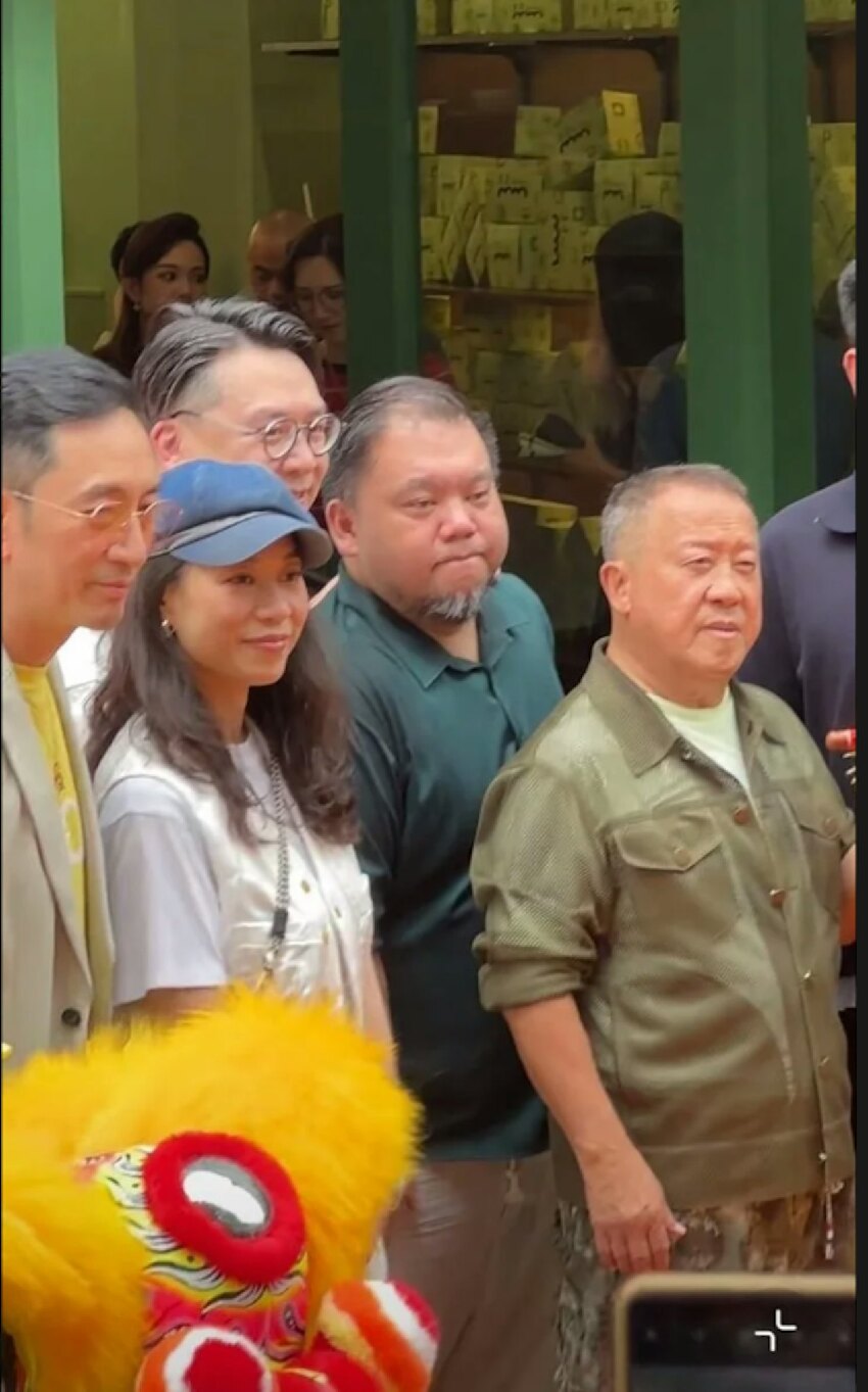 曾志偉佛山麵包店開業場面盛大,紅顏知己伴隨剪綵,兩人相伴12年