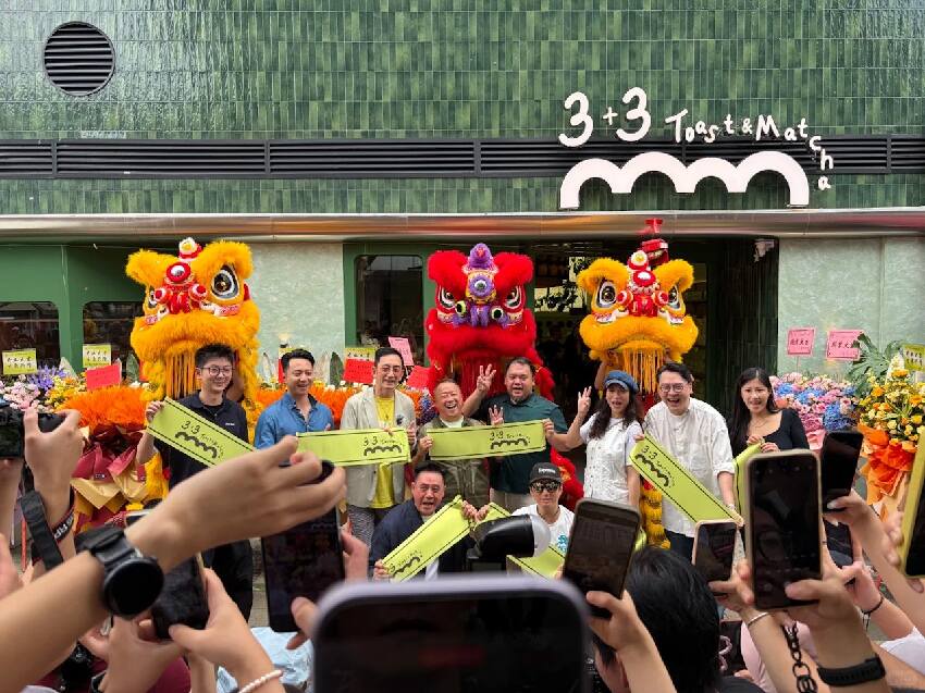 曾志偉佛山麵包店開業場面盛大,紅顏知己伴隨剪綵,兩人相伴12年