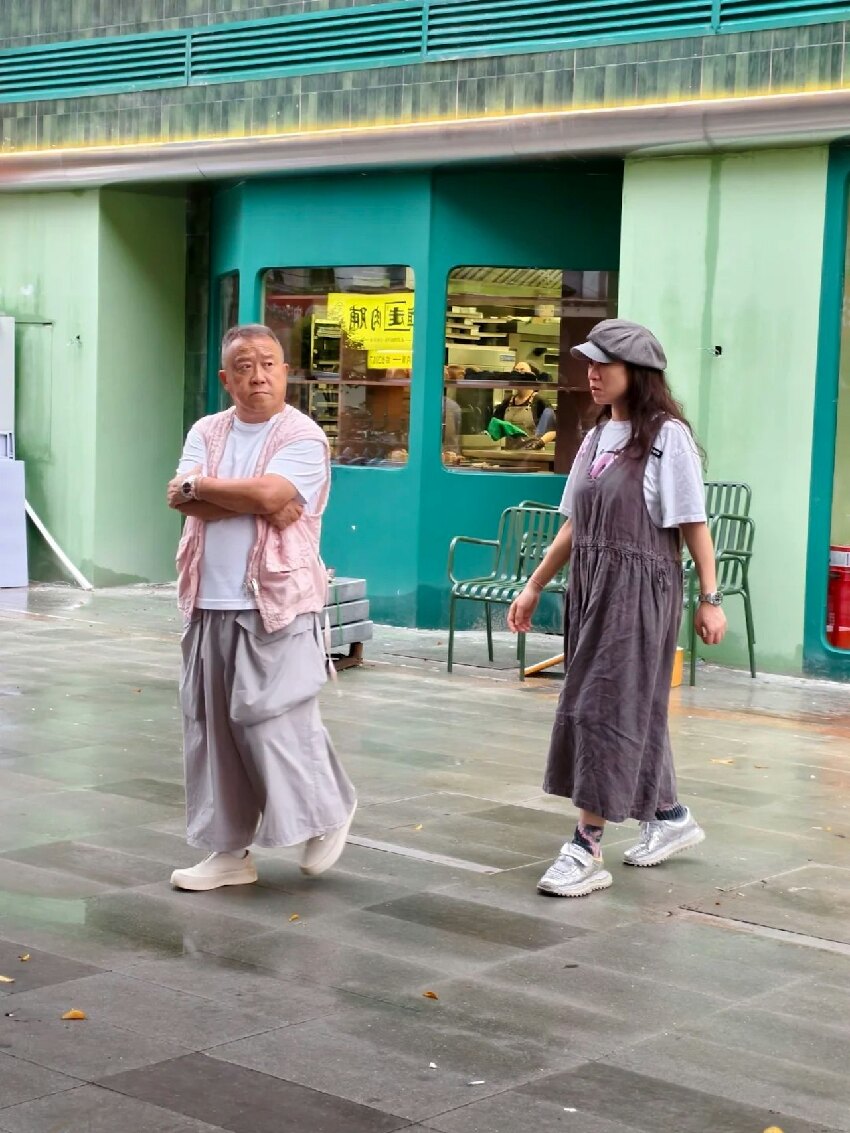 曾志偉佛山麵包店開業場面盛大,紅顏知己伴隨剪綵,兩人相伴12年