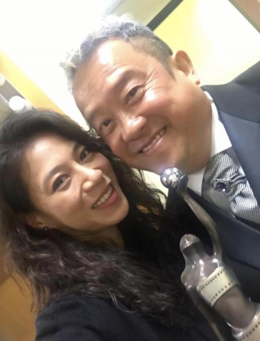 曾志偉佛山麵包店開業場面盛大,紅顏知己伴隨剪綵,兩人相伴12年