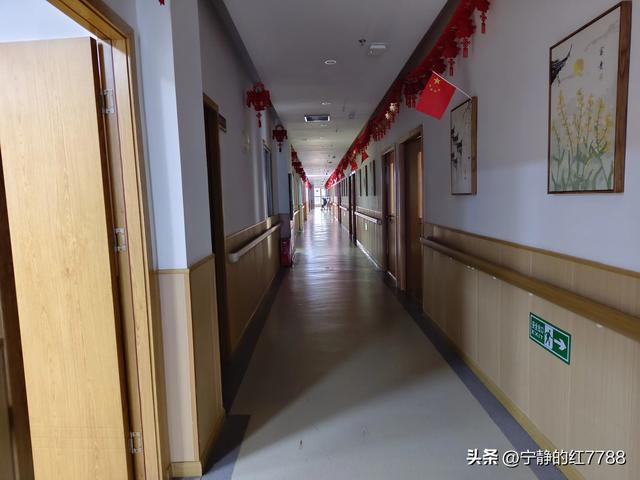 爸爸住養老院，中午接到他打三通電話「沒人叫我吃午飯」，我氣沖沖跑去找護理師，調出監視器「瞬間臉紅了」