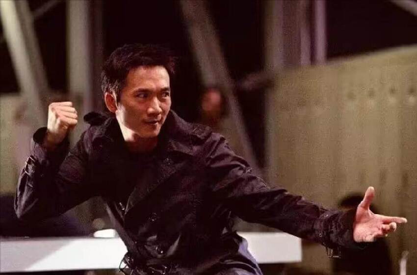 消失熒幕多年!昔日台灣男星「路邊攤狼狽吃面」 ,青筋暴頸引擔憂:當年偶像怎麼了
