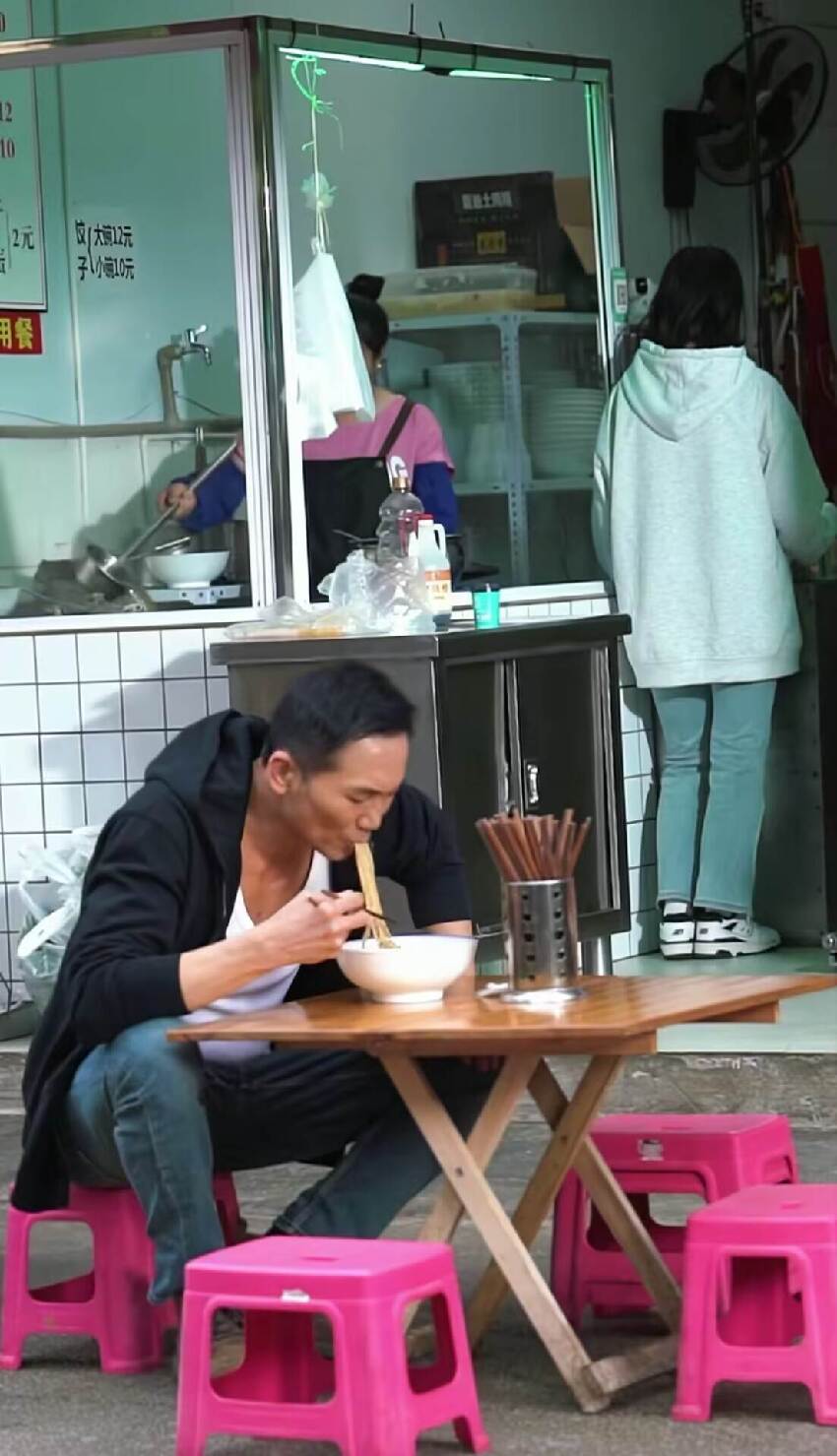 消失熒幕多年!昔日台灣男星「路邊攤狼狽吃面」 ,青筋暴頸引擔憂:當年偶像怎麼了