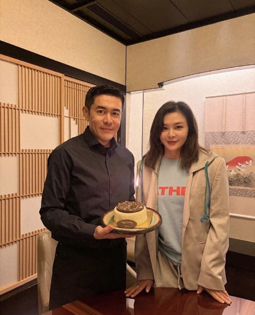 關之琳為53歲弟弟慶生，姐弟罕同框長得很像，弟弟濃眉大眼仍俊朗
