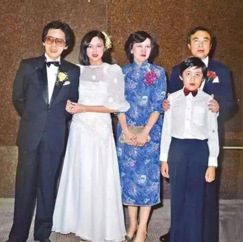 關之琳為53歲弟弟慶生，姐弟罕同框長得很像，弟弟濃眉大眼仍俊朗