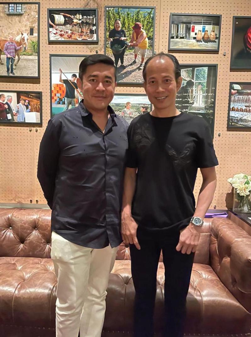 關之琳為53歲弟弟慶生，姐弟罕同框長得很像，弟弟濃眉大眼仍俊朗