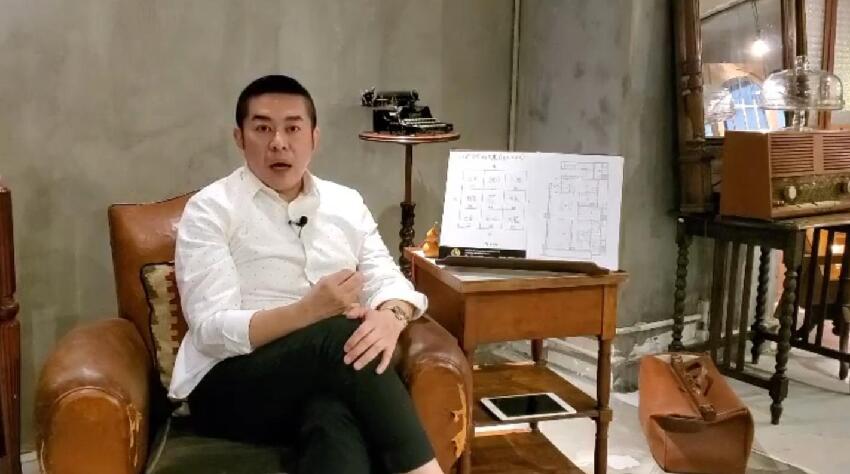 關之琳為53歲弟弟慶生，姐弟罕同框長得很像，弟弟濃眉大眼仍俊朗