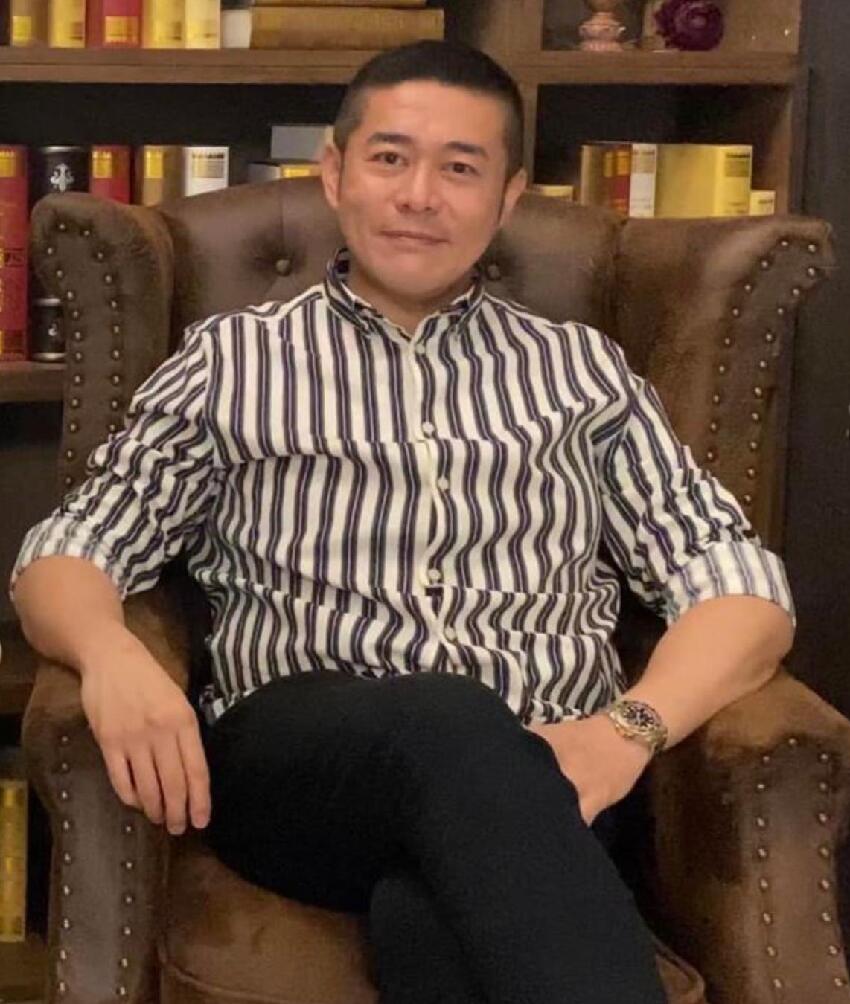 關之琳為53歲弟弟慶生，姐弟罕同框長得很像，弟弟濃眉大眼仍俊朗