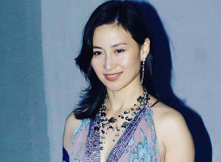 他是香港著名紈絝公子，開夜店與何超瓊姐弟戀，48歲娶洋模特轉性