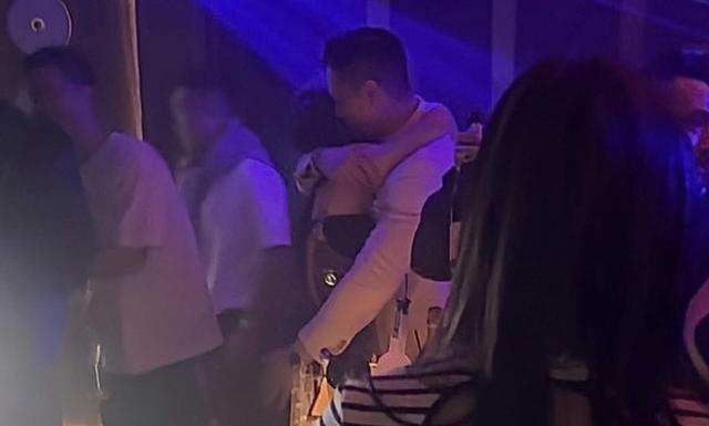 突發!胡杏兒老公在夜店與多位美女親密互動被拍,網友直呼辣眼睛