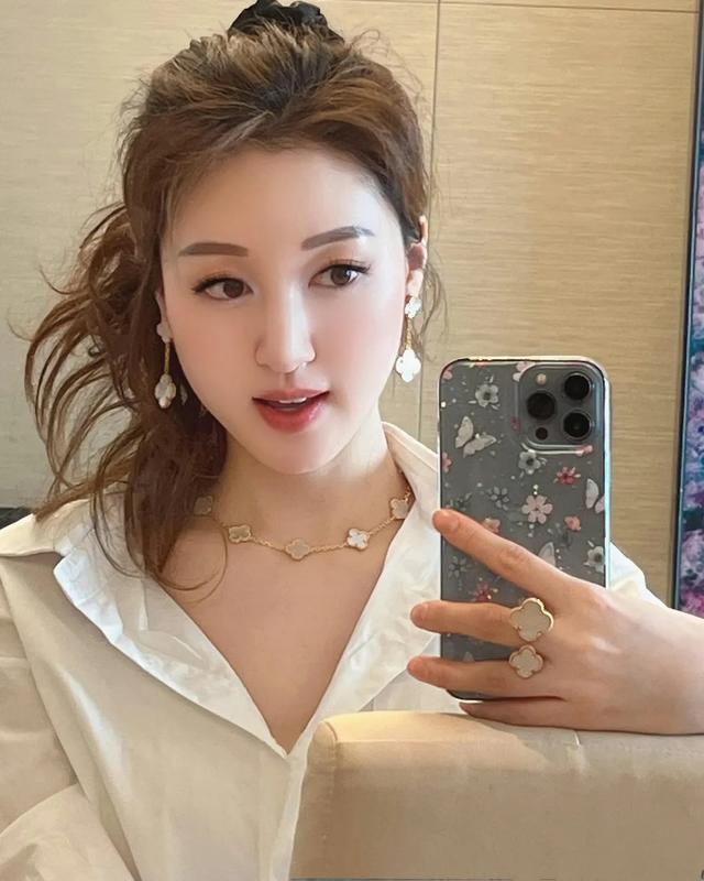 前港姐何艷娟近照曝光臉變圓潤,連環搭上富商變闊太戴近19萬首飾