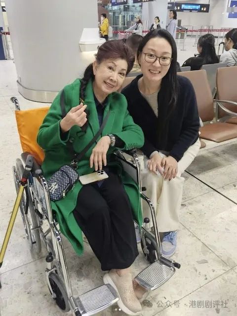 83歲TVB老牌女星搭高鐵坐輪椅被捕獲依然貴氣，背景超猛料曾獲頒勳章