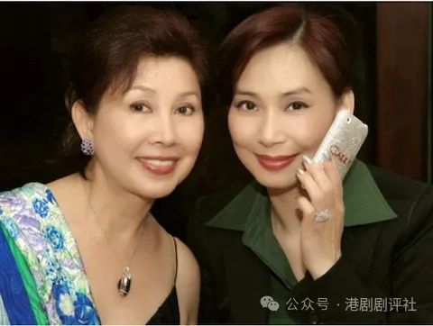 83歲TVB老牌女星搭高鐵坐輪椅被捕獲依然貴氣，背景超猛料曾獲頒勳章