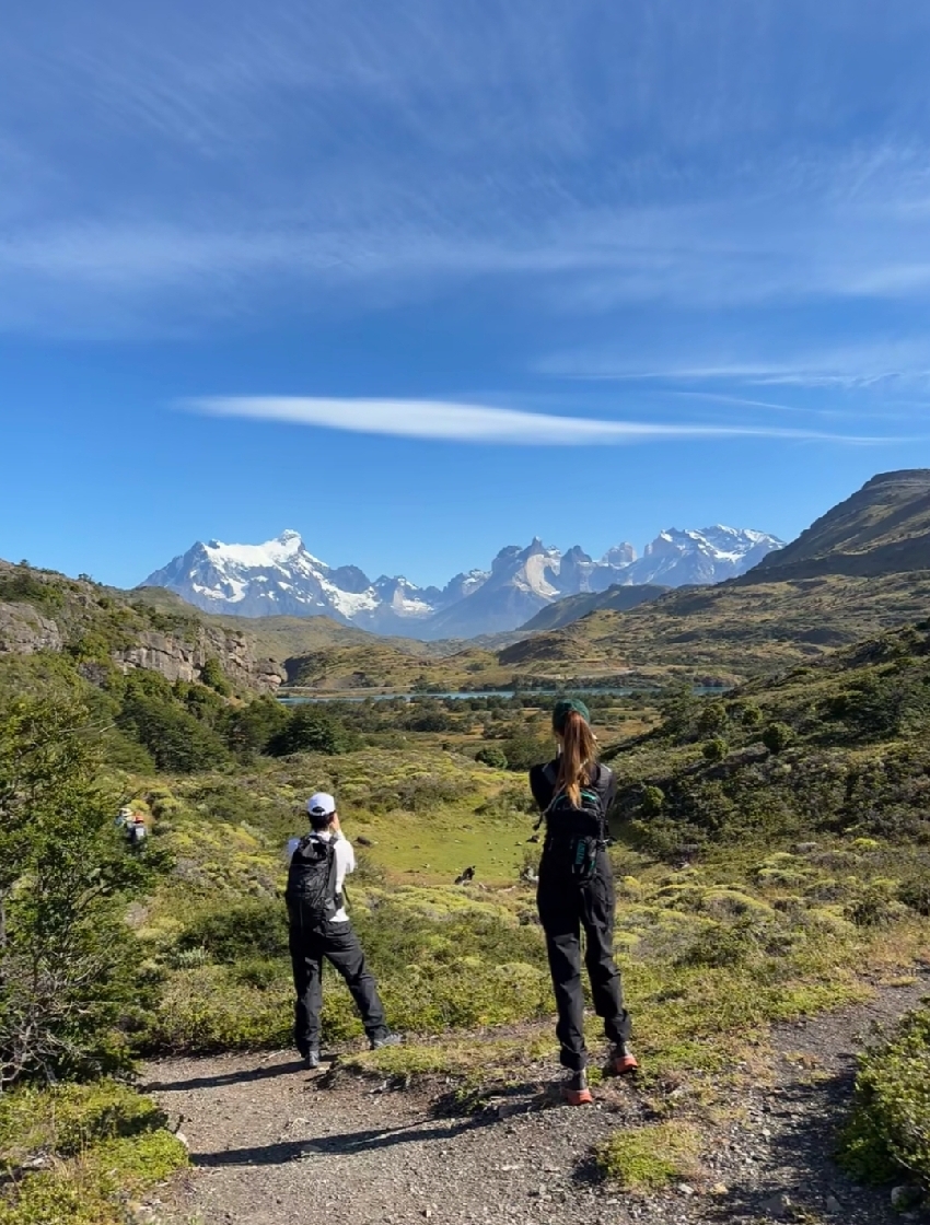 吳千語帶老公智利旅遊，不怕冷穿泳裝跳海，素顏臉上長斑但還是美