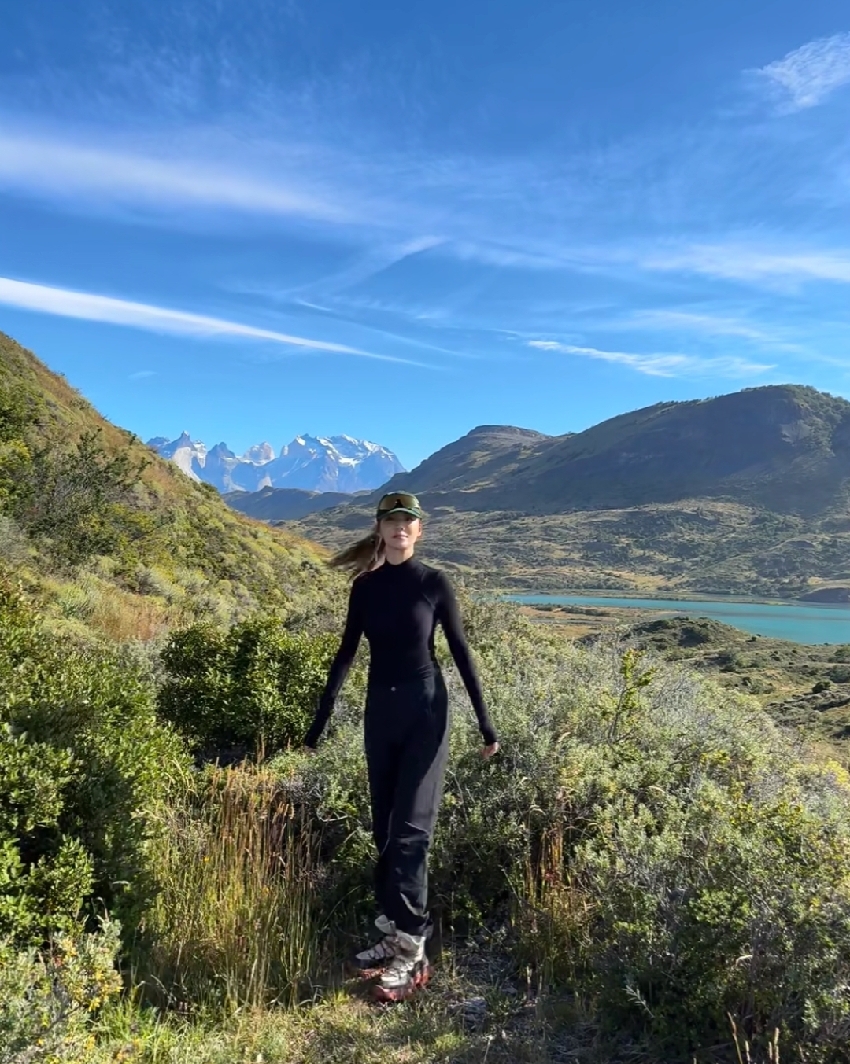 吳千語帶老公智利旅遊，不怕冷穿泳裝跳海，素顏臉上長斑但還是美