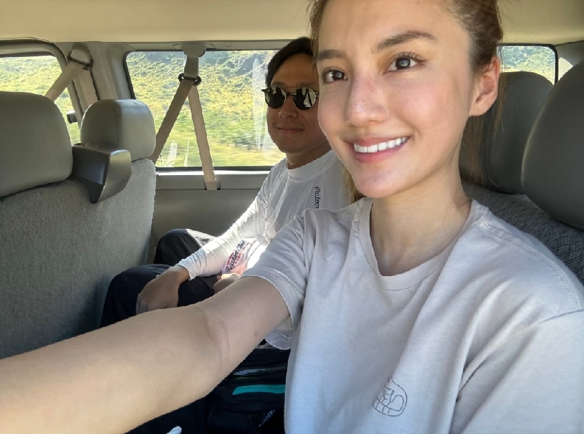 吳千語帶老公智利旅遊，不怕冷穿泳裝跳海，素顏臉上長斑但還是美