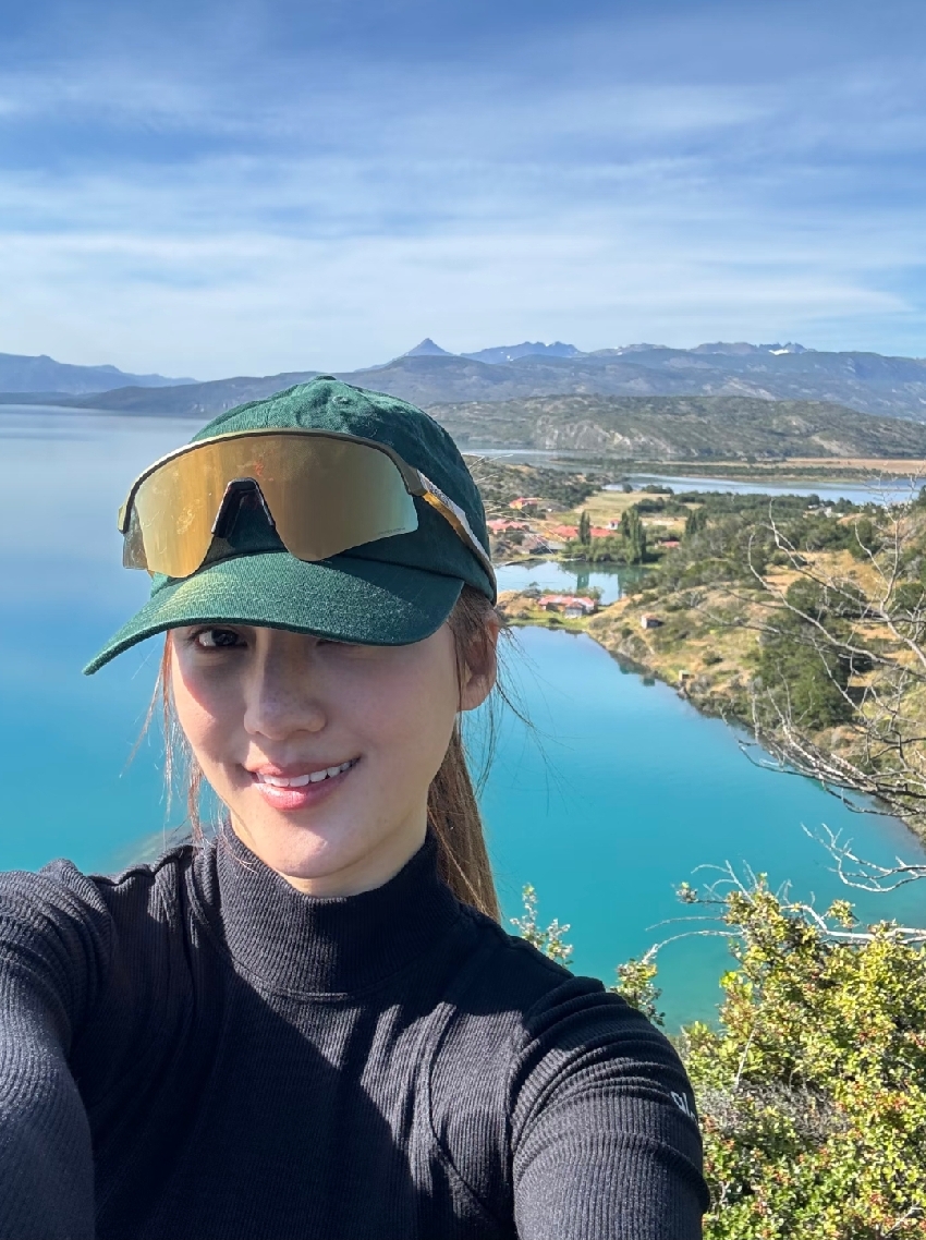 吳千語帶老公智利旅遊，不怕冷穿泳裝跳海，素顏臉上長斑但還是美