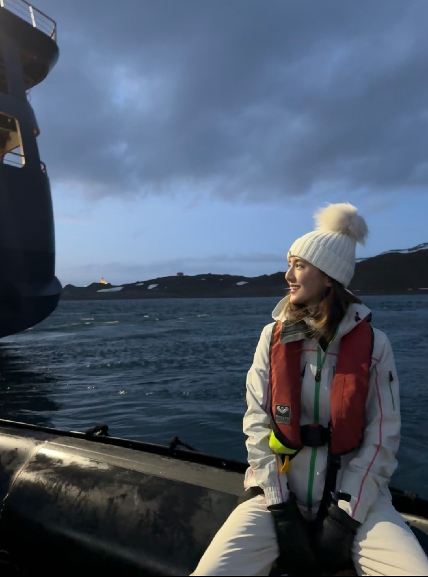 吳千語帶老公智利旅遊，不怕冷穿泳裝跳海，素顏臉上長斑但還是美