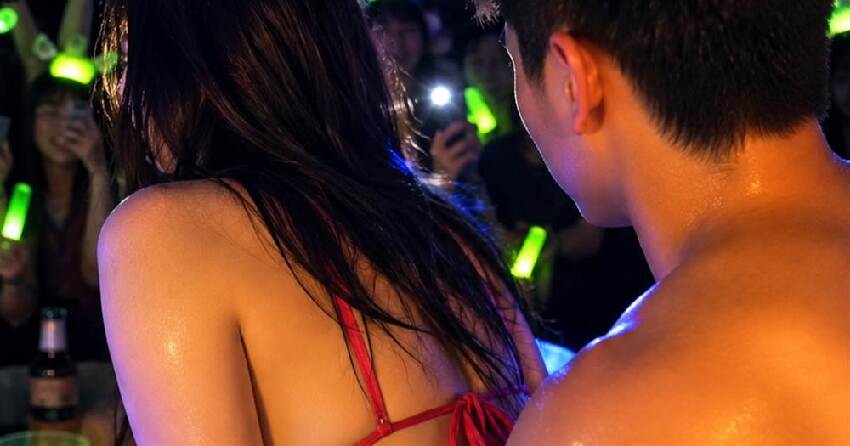 知名大學「迎新變轟趴」！她被壯男抱起 校方震怒徹查