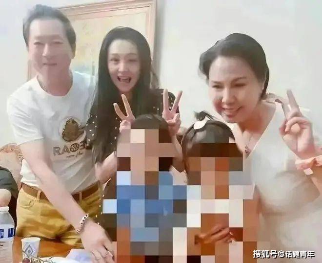 鄭爽被封殺3年後，逃美國躲債近億，頭髮稀疏、身材瘦小乾癟像老太太？