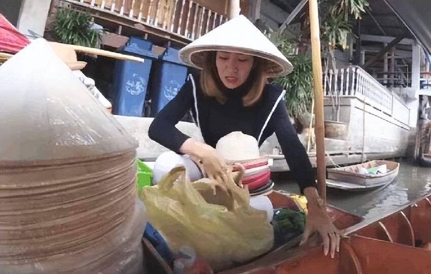 在泰國旅遊，遇到美女給你遞草帽時最好拒絕，經歷過的遊客都哭了