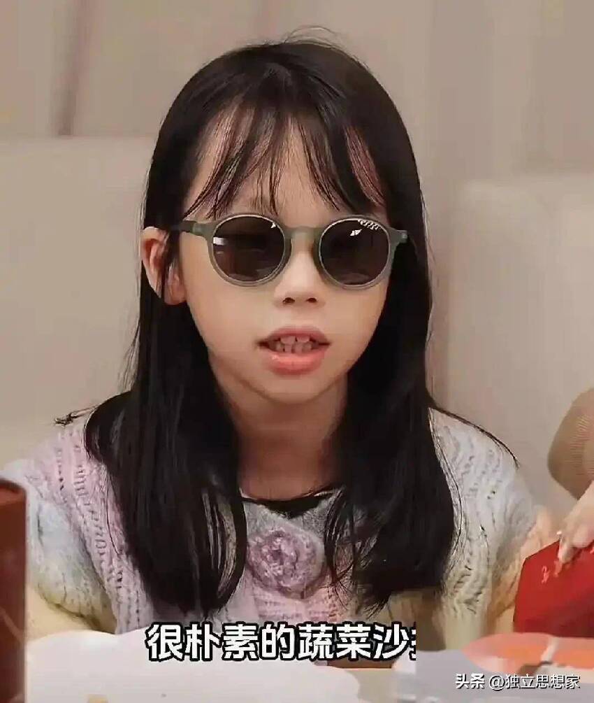 8歲米粒正面照,像極了整容前的秦昊和伊能靜