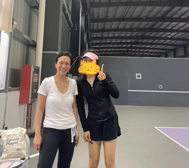 蕭敬騰夫婦網球館打球,51歲林有慧初顯老態,穿白T胸部下垂明顯